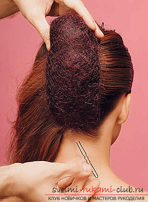 Cómo hacer un peinado nupcial interesante para cabello mediano con tus propias manos. Foto №5