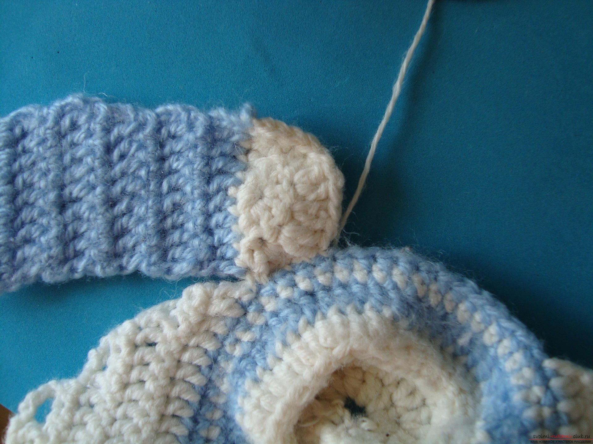 Step-by-step instruction on crocheting sneakers for a boy. Photo №28