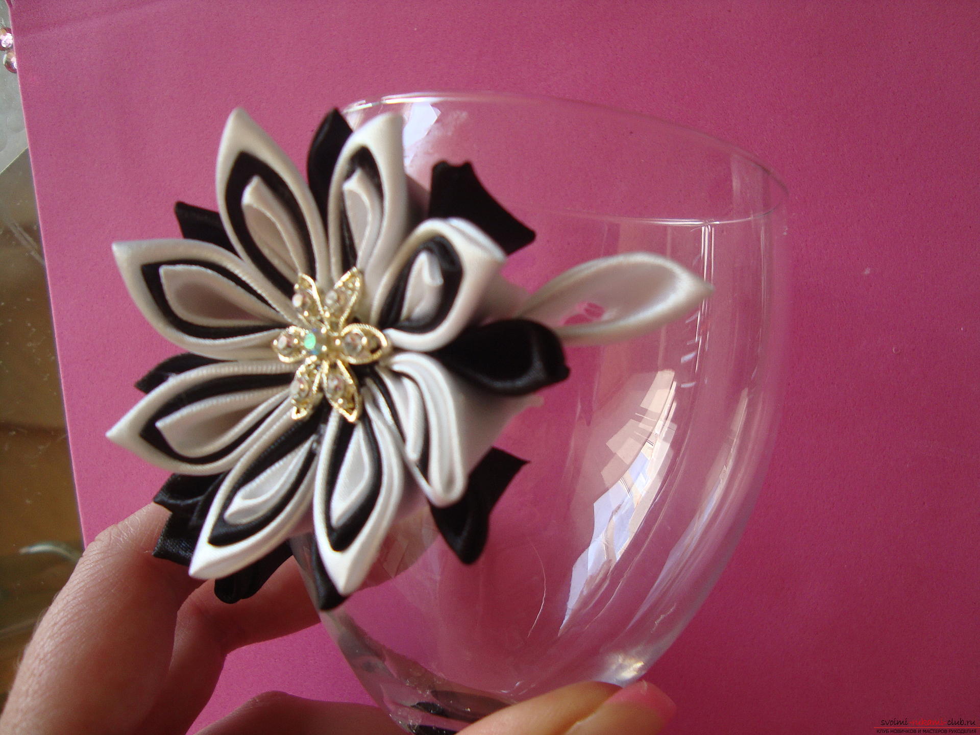 Step-by-step instruction on decorating a wedding glass with a description and a photo. Picture №31