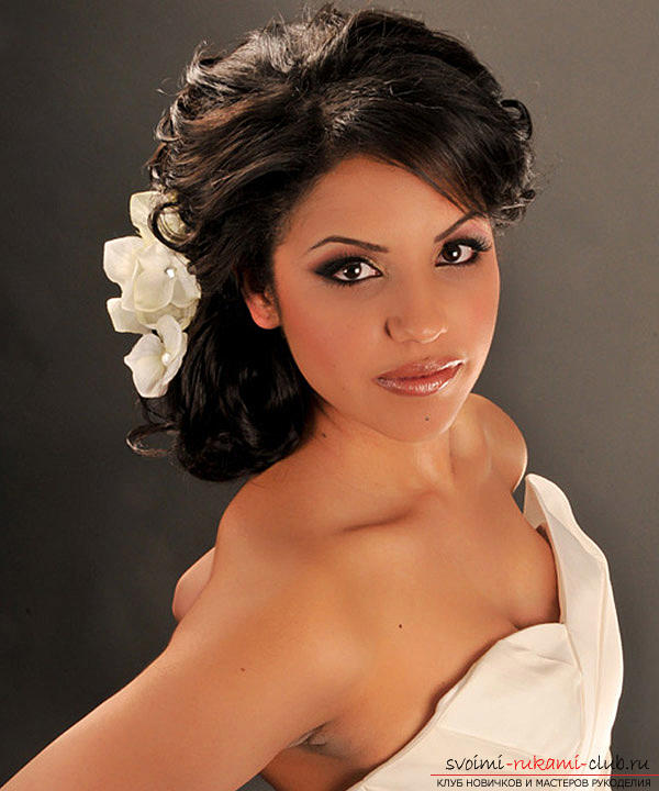 Learn how to make beautiful wedding hairstyles on medium hair with your own hands. Photo №26