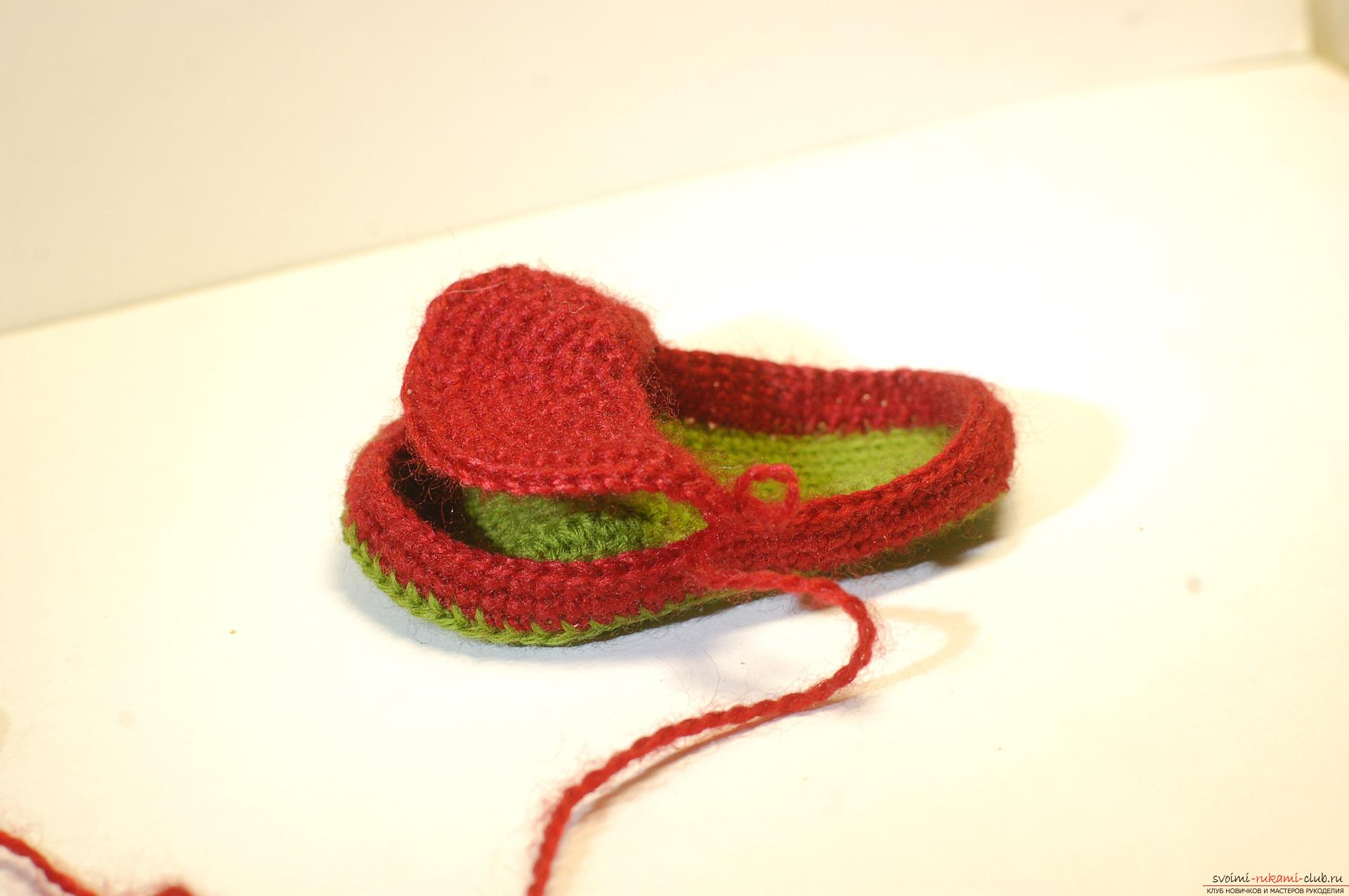 Beautiful booties with knitting needles fit for a newborn or baby up to a year. A detailed diagram with a photo and description will help to connect booties for beginners .. Photo # 9