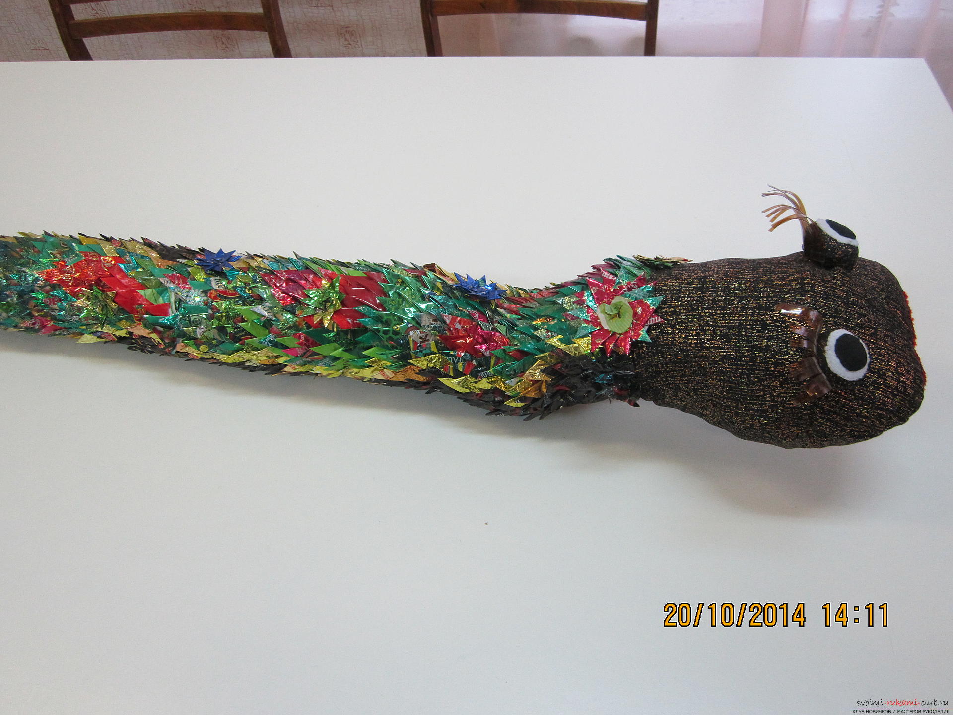How to make a snake or a lizard from bright wrappers. Photo №1