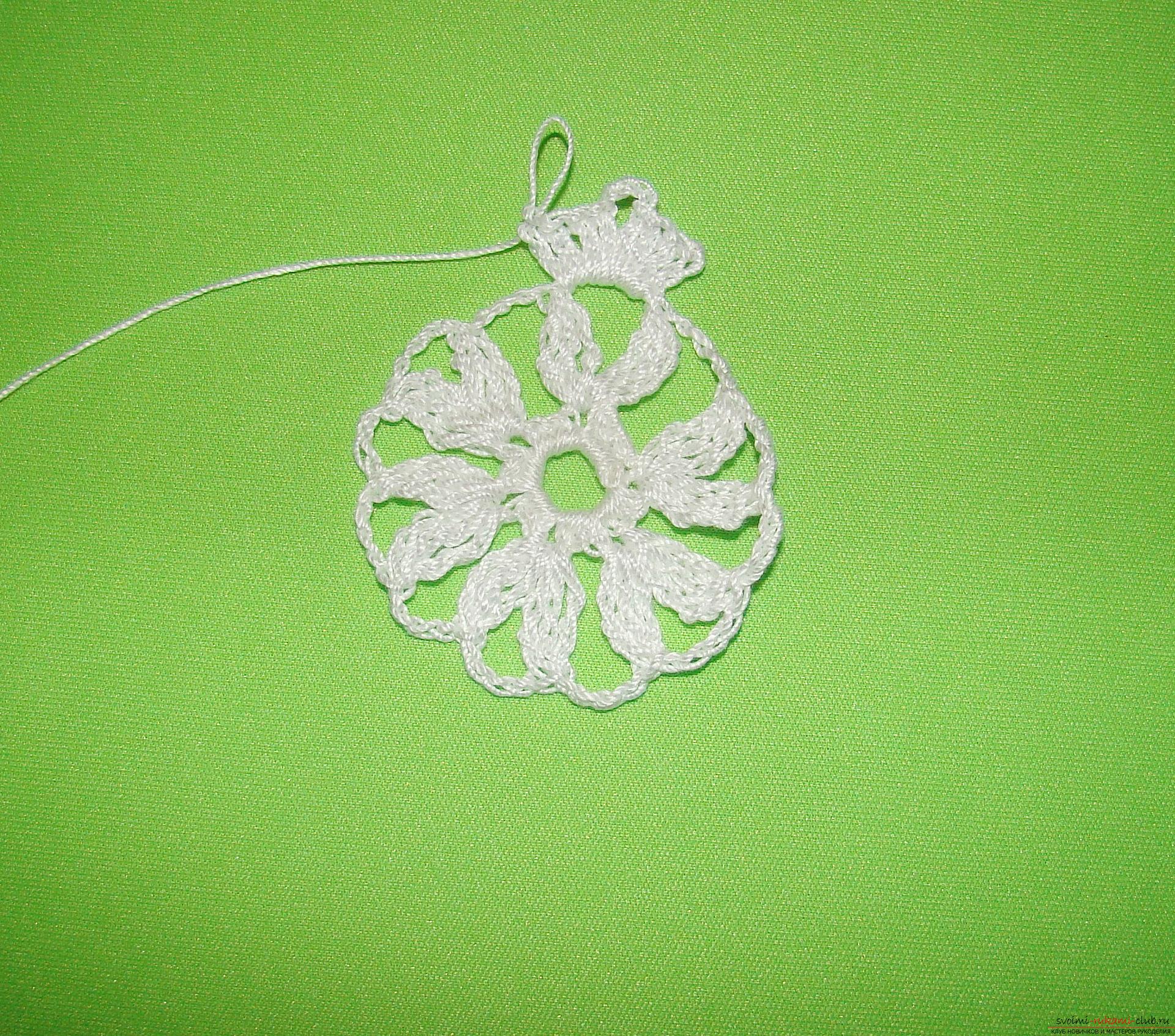 A master class with a photo and diagram will teach you how to tie snowflakes to a Christmas tree crochet. Photo №7