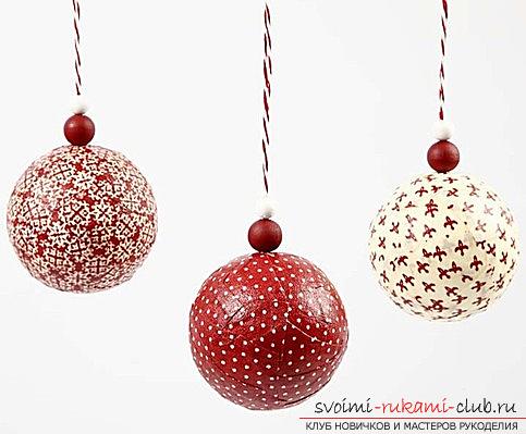 How to decorate a Christmas tree ball using the technique of decoupage, an original black and white idea. Photo №7