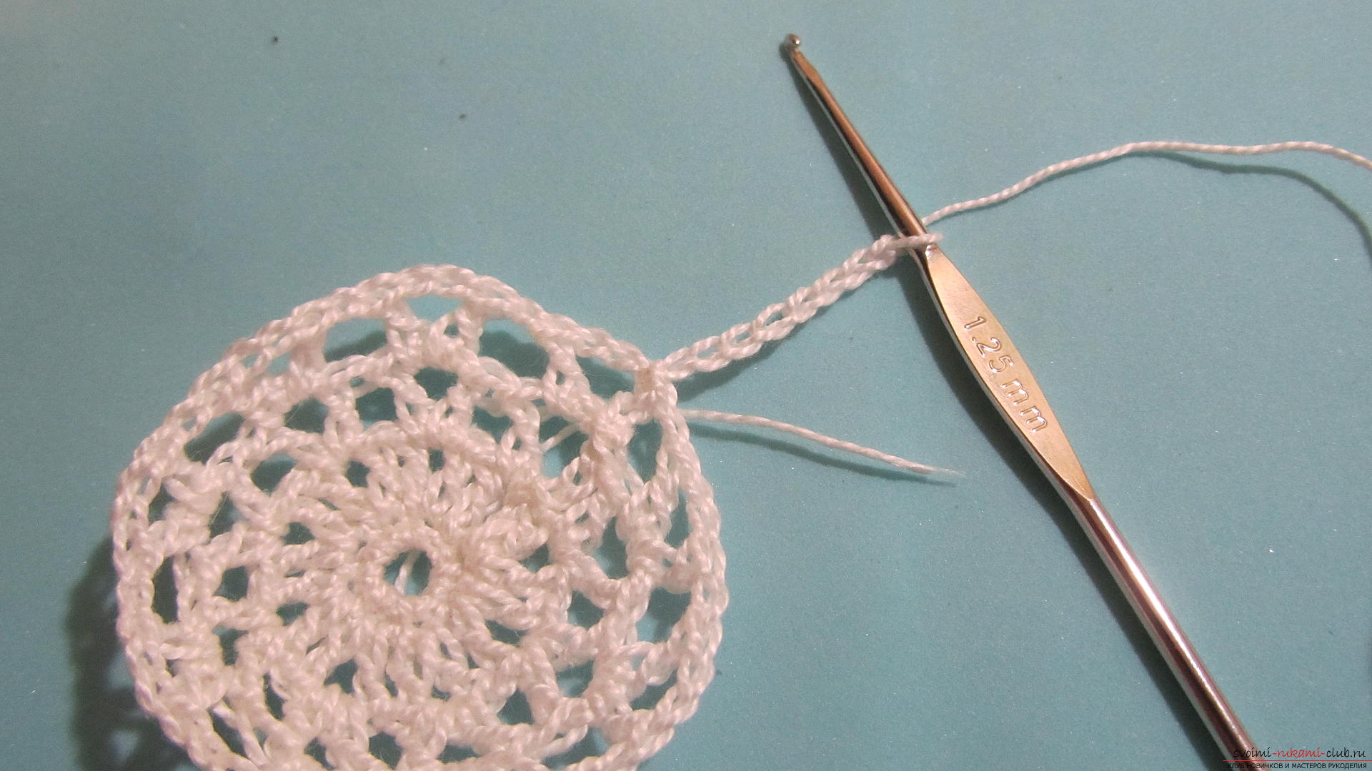 La classe de maître vous apprendra à crocheter un vase tricoté avec vos propres mains dans un bocal en verre. Photo numéro 15