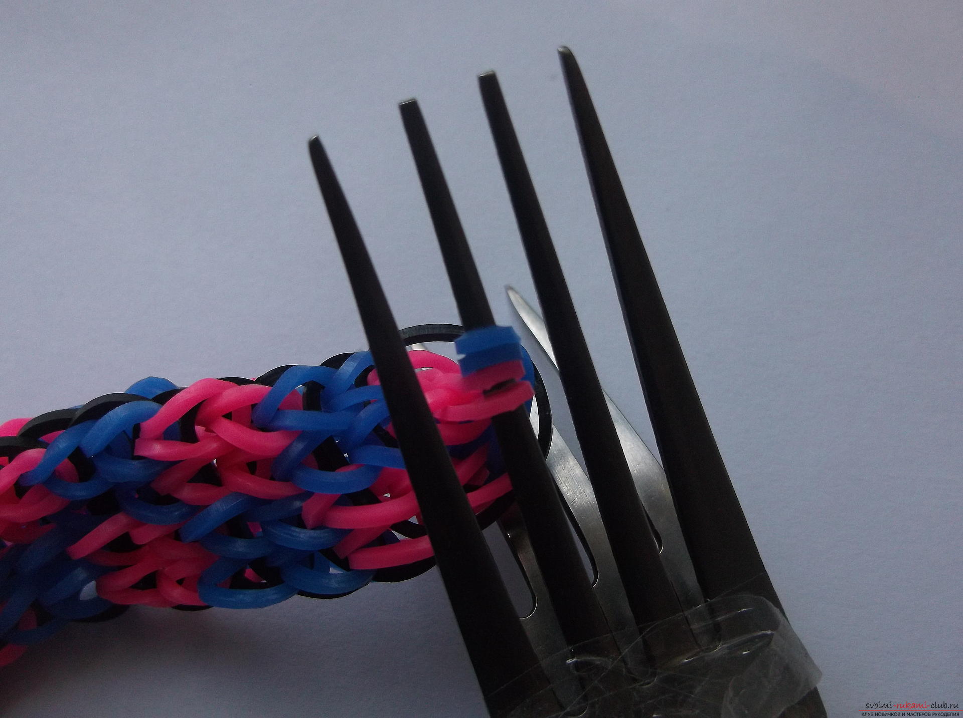 Photo to the lesson on weaving an elegant bracelet "Chess" made from rubber. Photo number 15