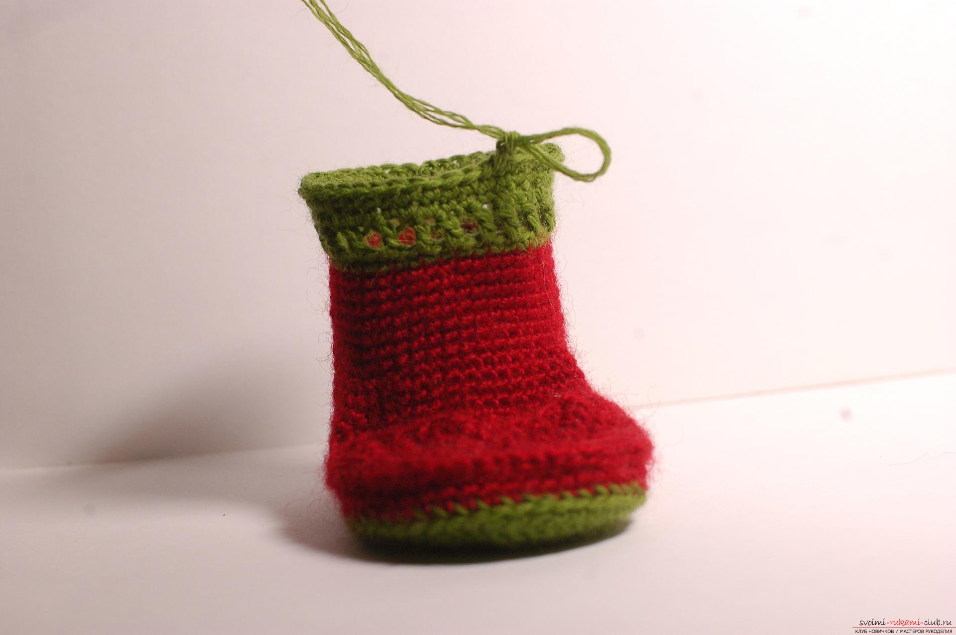 Beautiful booties with knitting needles fit for a newborn or baby up to a year. A detailed diagram with a photo and description will help to connect booties for beginners .. Photo # 16