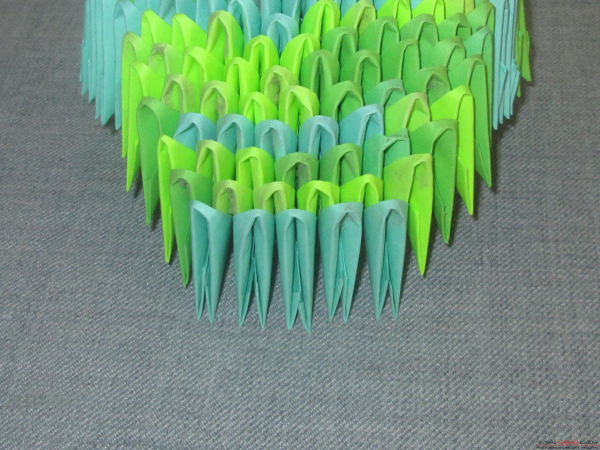 Deze gedetailleerde modulaire origami van de masterclass met stapsgewijze foto's bevat een schema voor het samenstellen van de berk van papier. Foto # 22