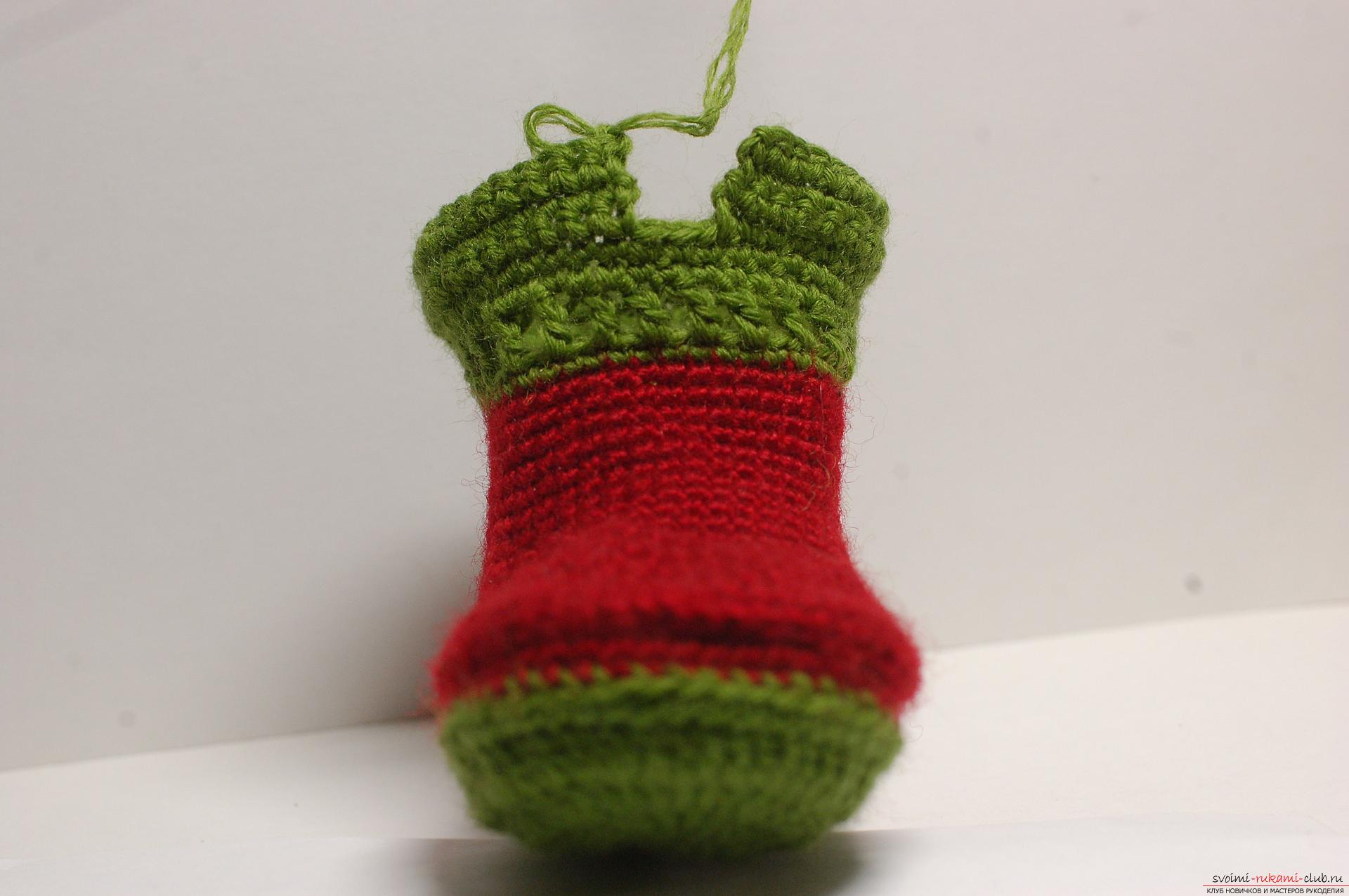 Beautiful booties with knitting needles fit for a newborn or baby up to a year. A detailed diagram with a photo and description will help to connect booties for beginners .. Picture №17