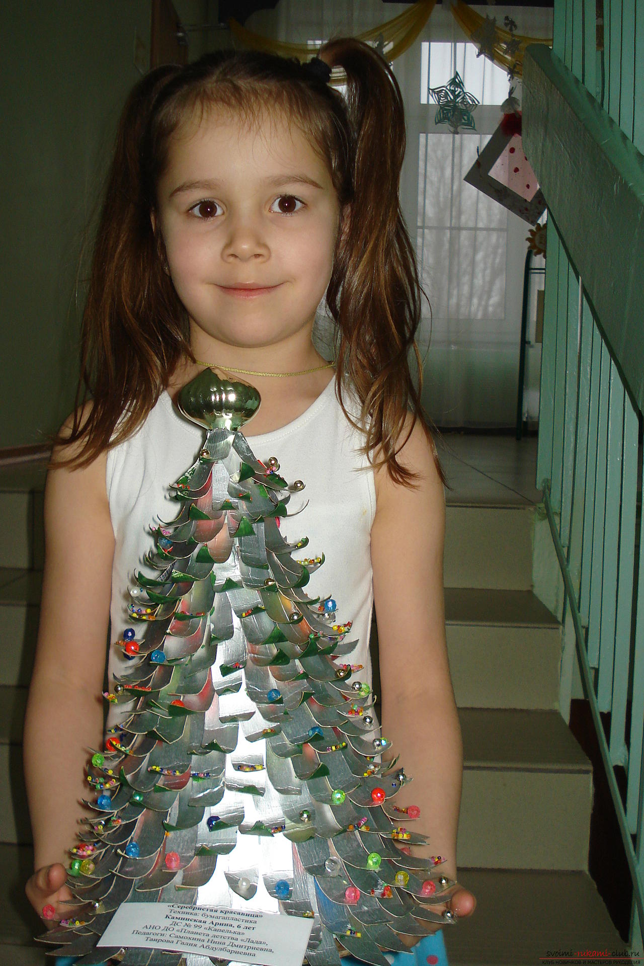 interessante nieuwjaarsambachten zijn we uit rommelmateriaal gebleken. Verschillende kerstbomen versieren niet alleen het huis, maar onze groep in de kleuterschool. Foto №6