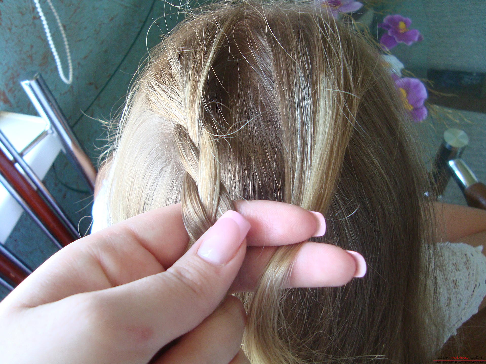 A lesson on weaving a braid on long hair for a girl to school. Photo №5