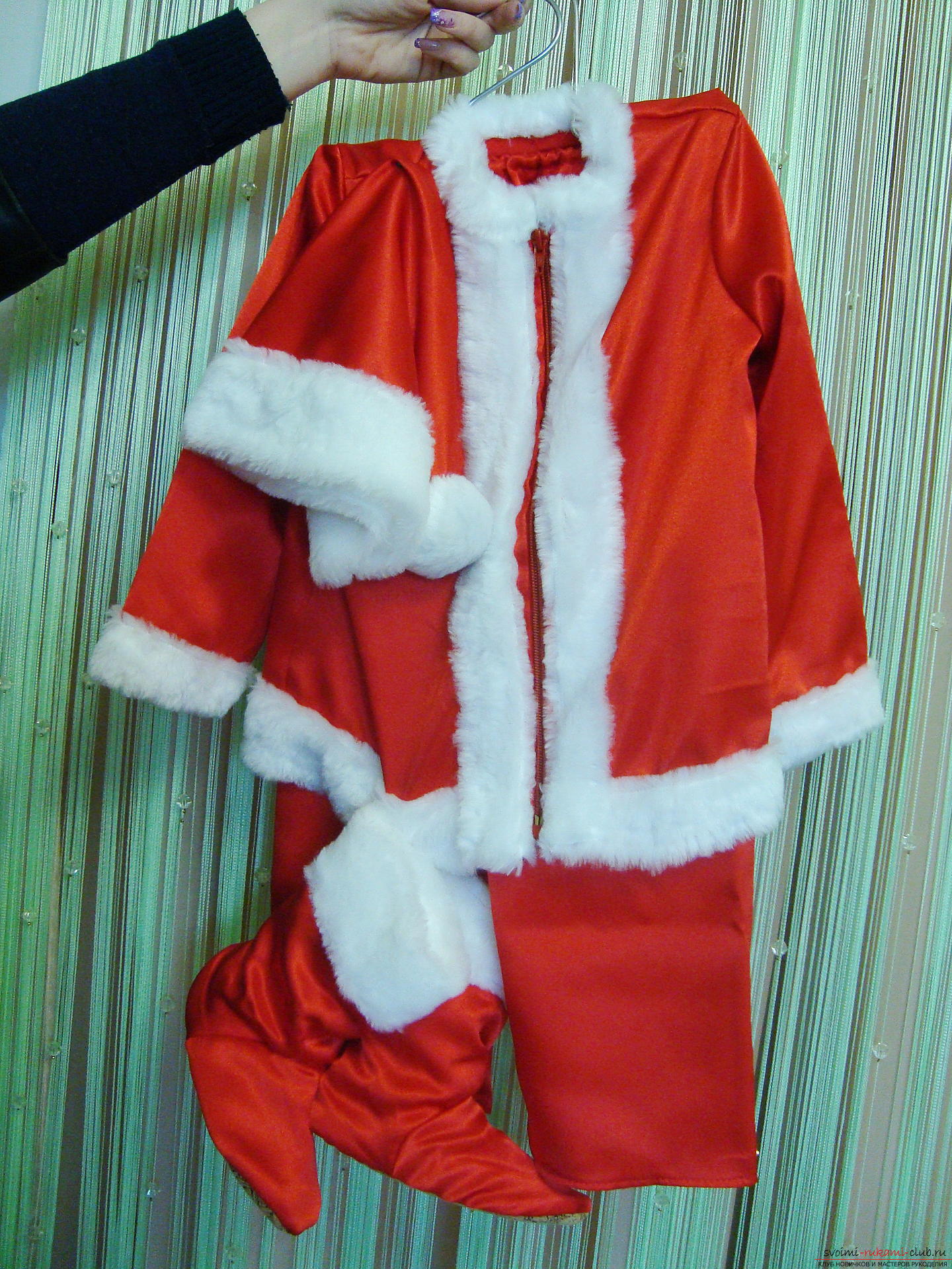 New Year's costume is not always convenient to buy, andTo sew a carnival costume for a boy can even a beginner skilled. Masterclass with photos and videos will help create a New Year's children's costume in the image of Santa Claus .. Photo # 1