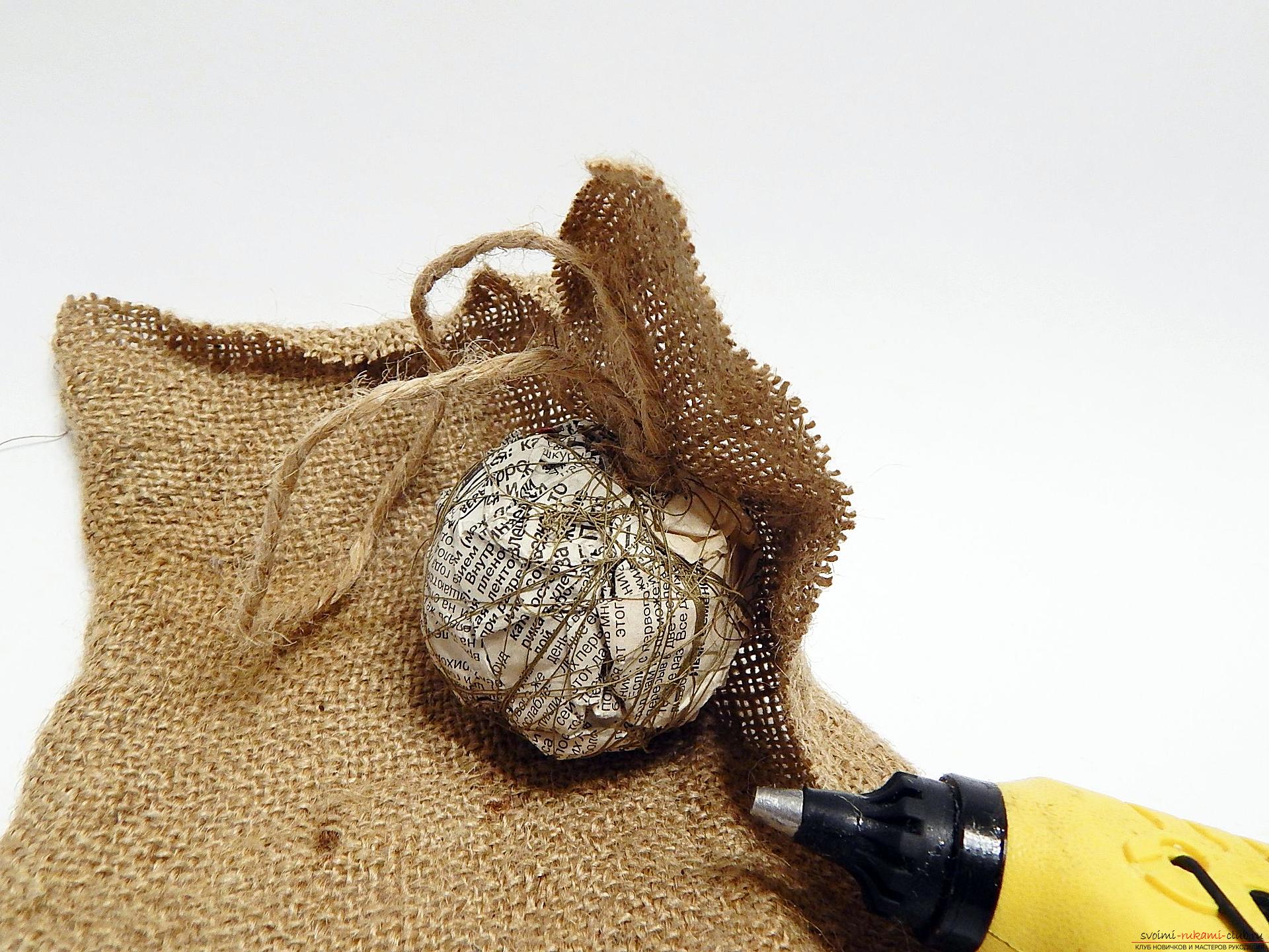 A step-by-step master class with a photo will help you to make a beautiful decoration on a Christmas tree in a ball made of natural material - burlap. Photo # 9