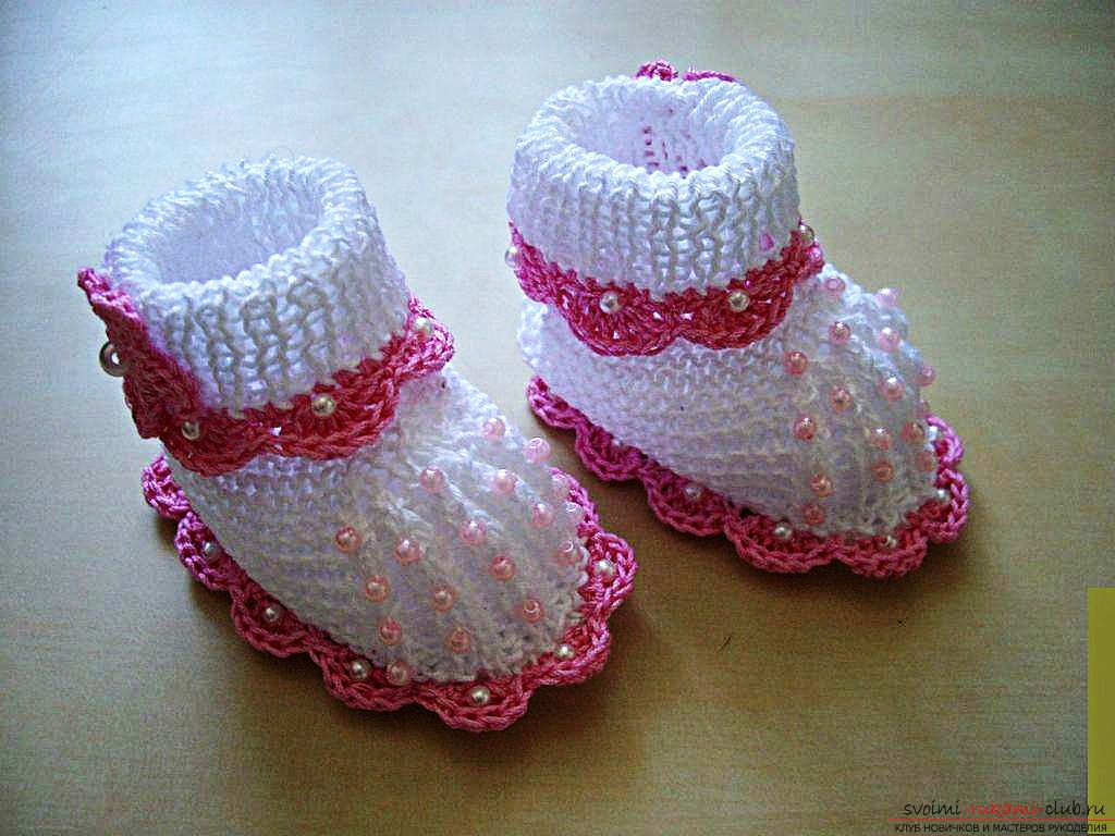 Knitted needles baby bootees for a child. Photo №4