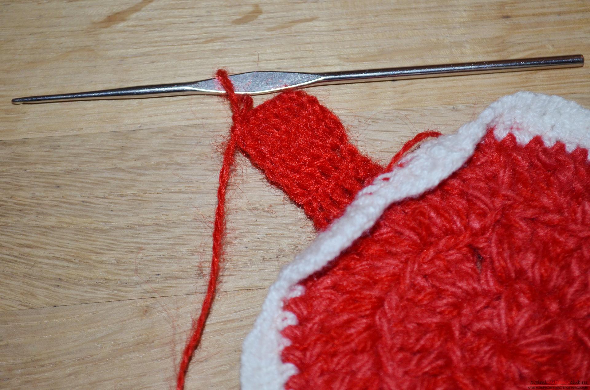 An accessible master class will teach you how to crochet a New Year's stand under the hot. Photo №8