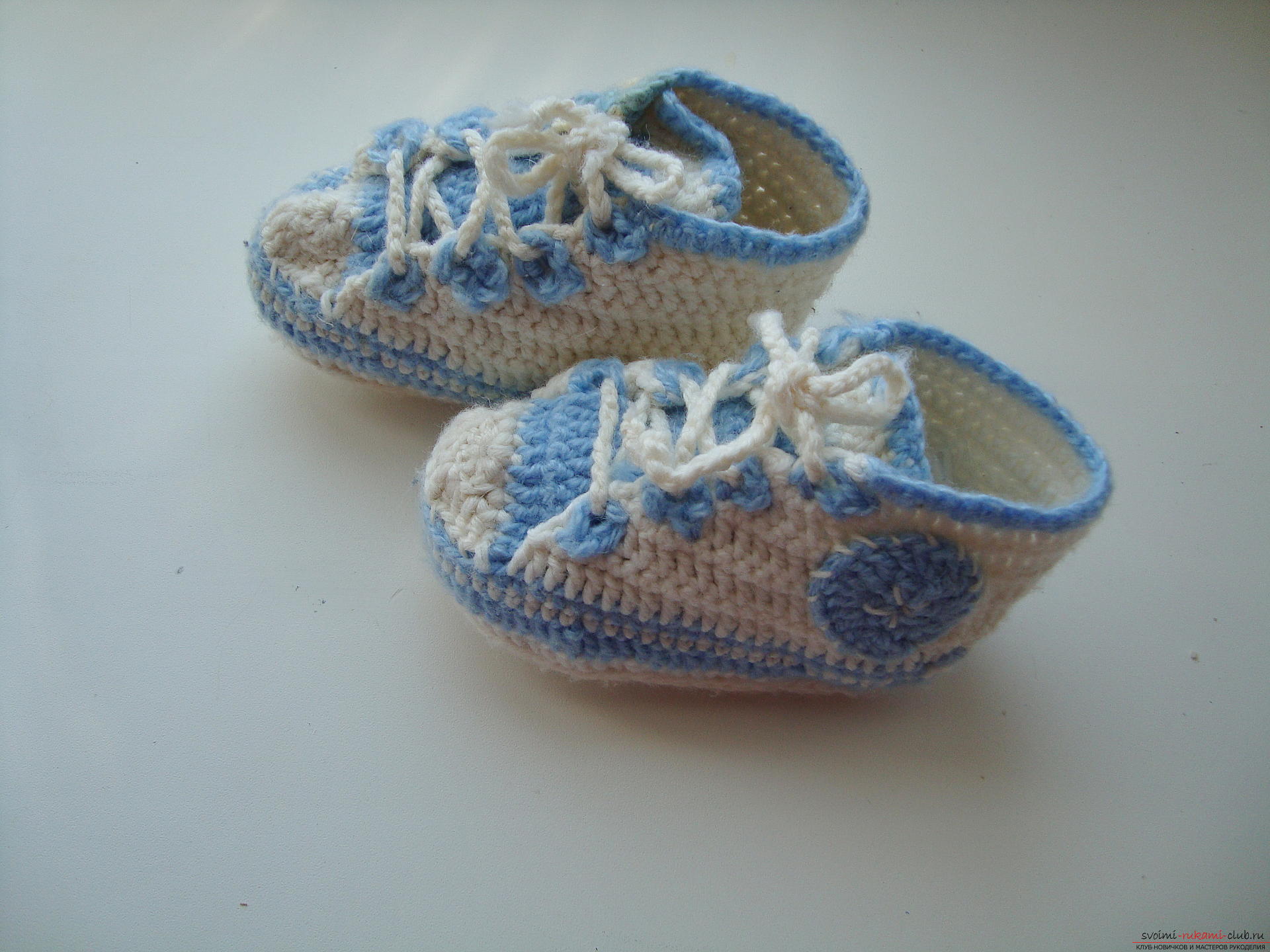 Step-by-step instruction on crocheting sneakers for a boy. Photo number 35