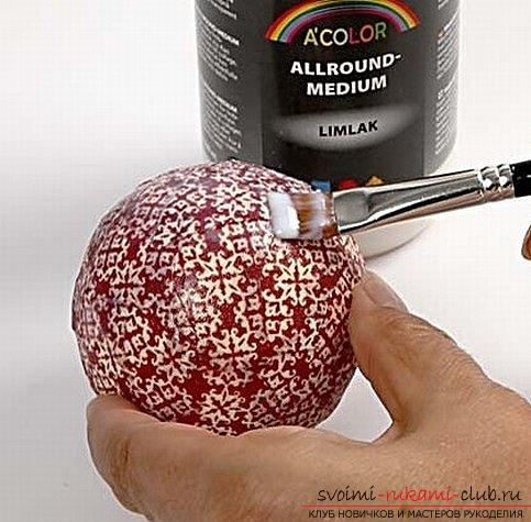Hoe versier je een kerstboombal met de techniek van decoupage, een origineel zwart-wit idee. Foto nummer 9
