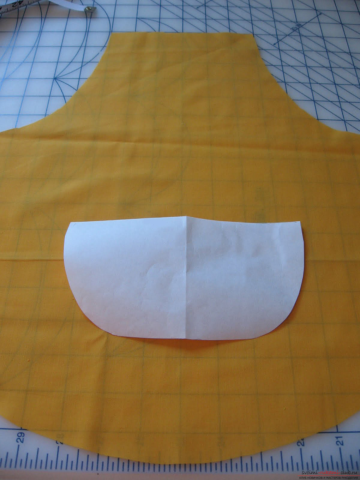 We sew with our own hands a girl's apron with a pocket, fastened with Velcro, on a very simple pattern .. Photo №1