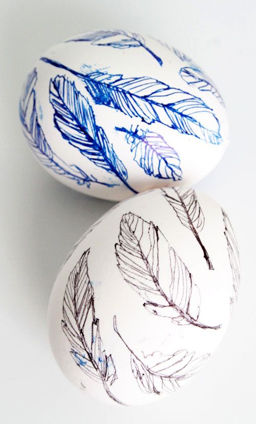 Painting Easter eggs with a gel pen