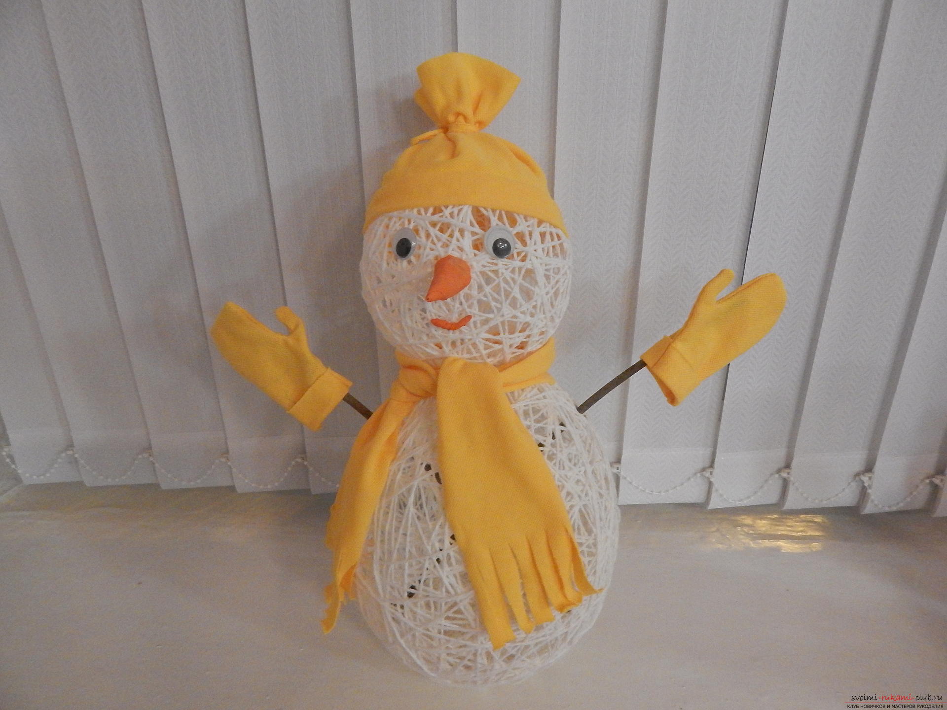 New Year's crafts are very diverse, you can create a snowman with your own hands even from threads, if there is not enough snow outside the window .. Photo №1