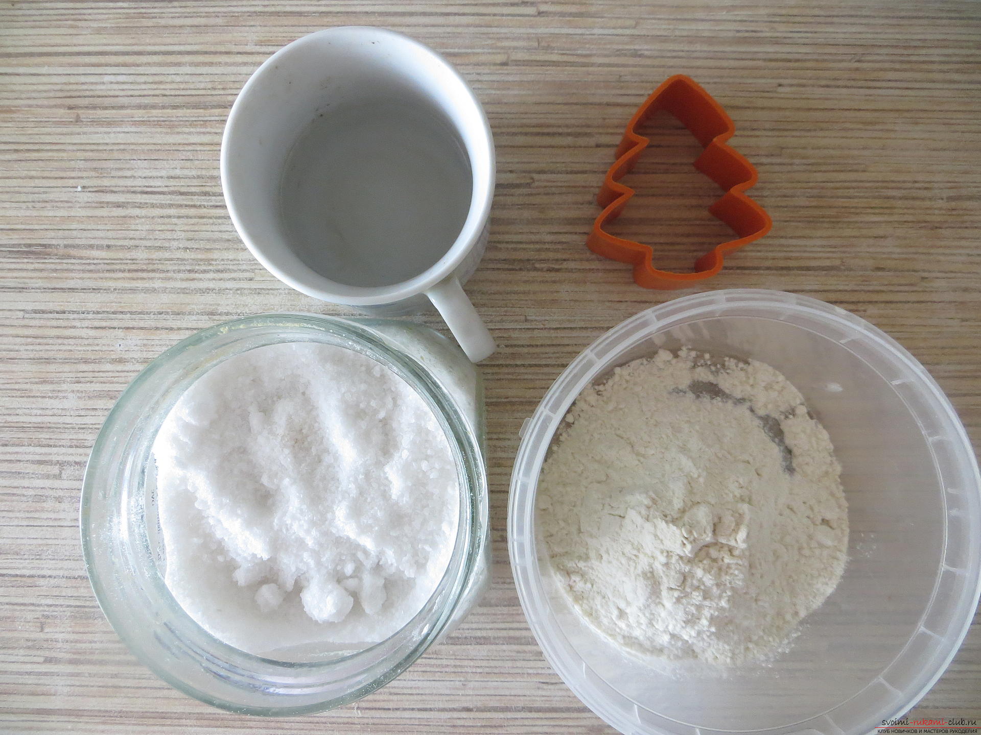 A step-by-step master class will teach you how to make a herringbone of salty dough with your own hands. Photo # 2