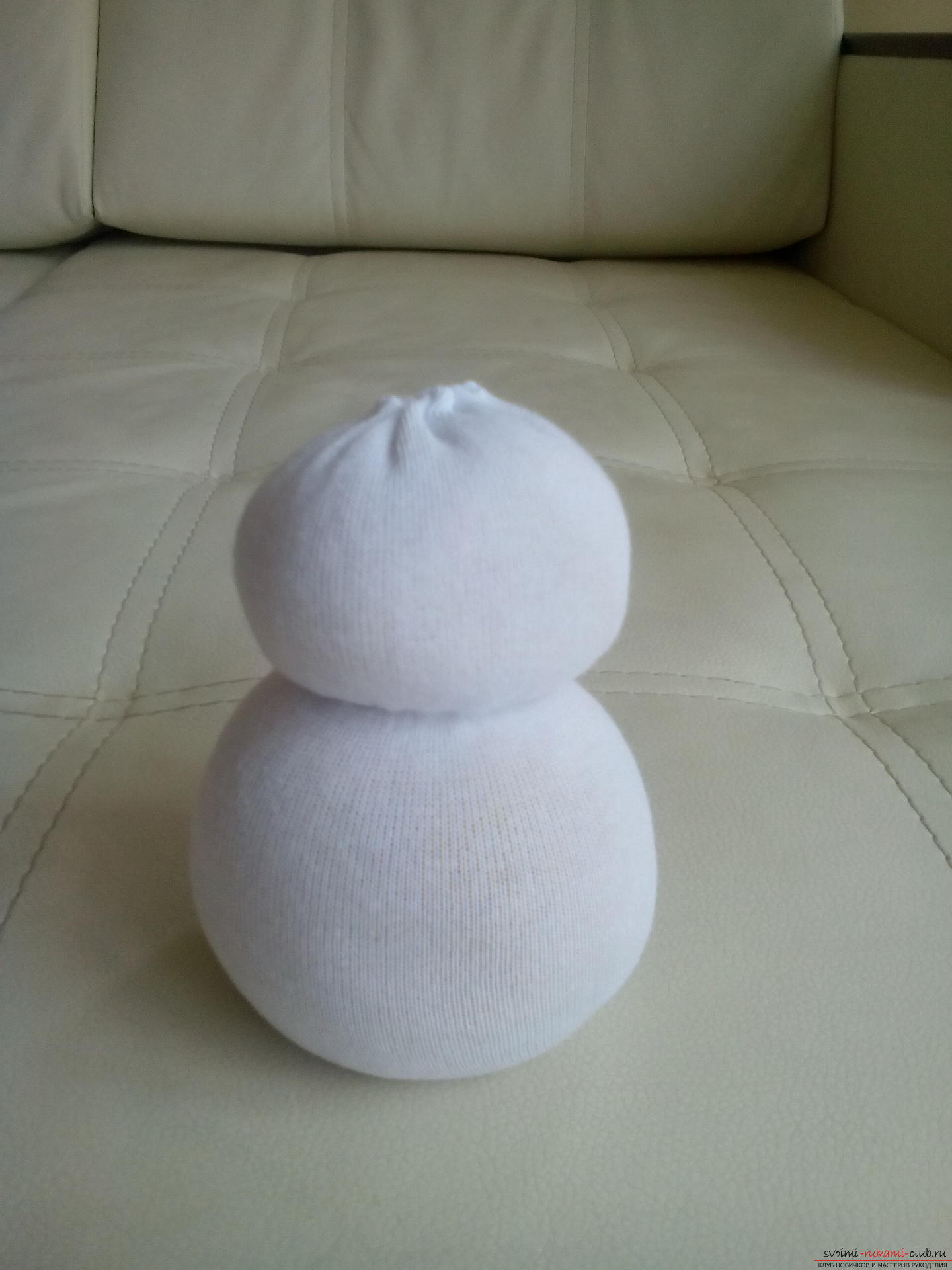 This master class will teach you how to make an interesting hand-craft yourself - a snowman from the sock .. Photo # 6