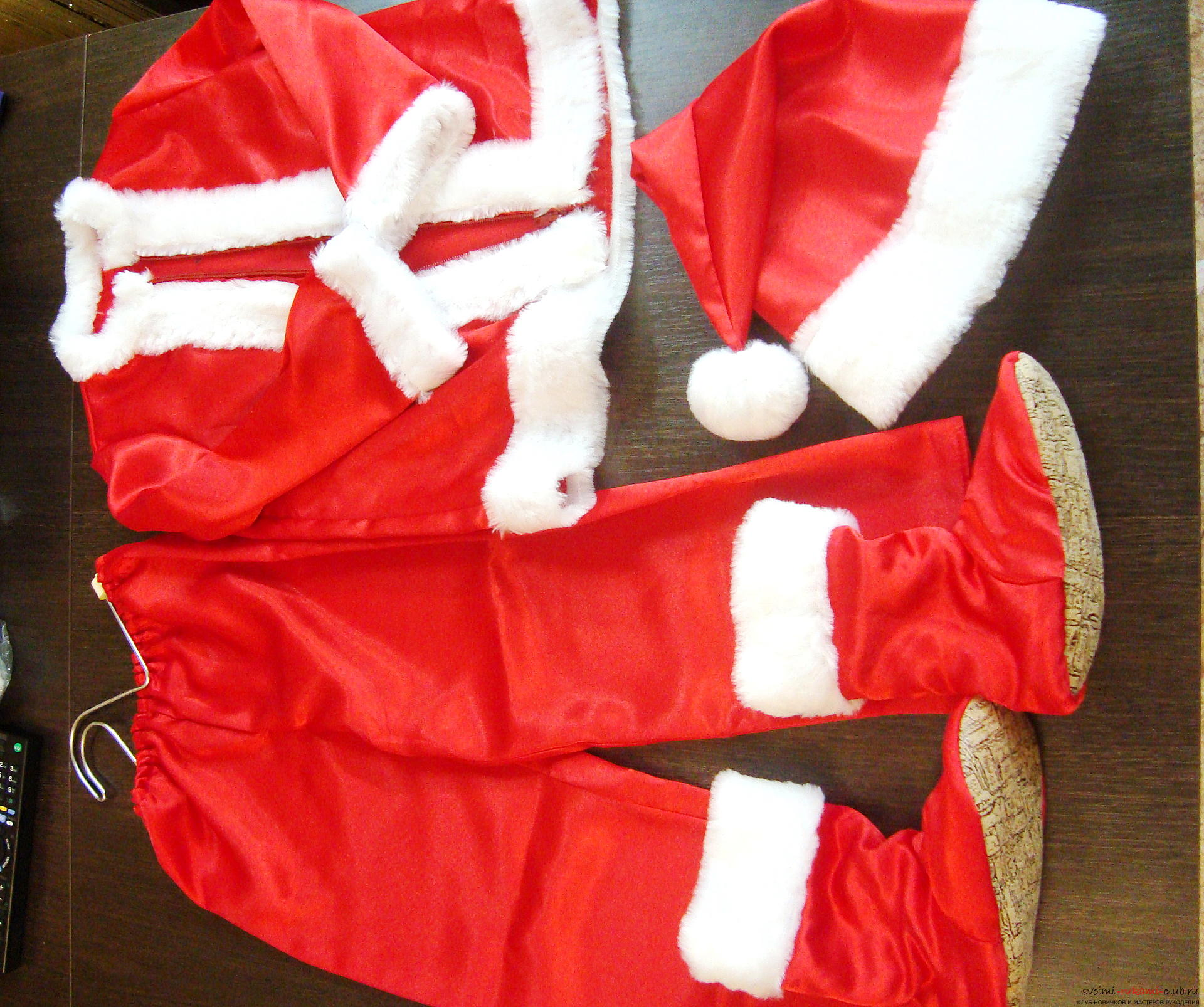 New Year's costume is not always convenient to buy, andTo sew a carnival costume for a boy can even a beginner skilled. A master class with photos and videos will help create a New Year's children's costume in the image of Santa Claus .. Photo # 3