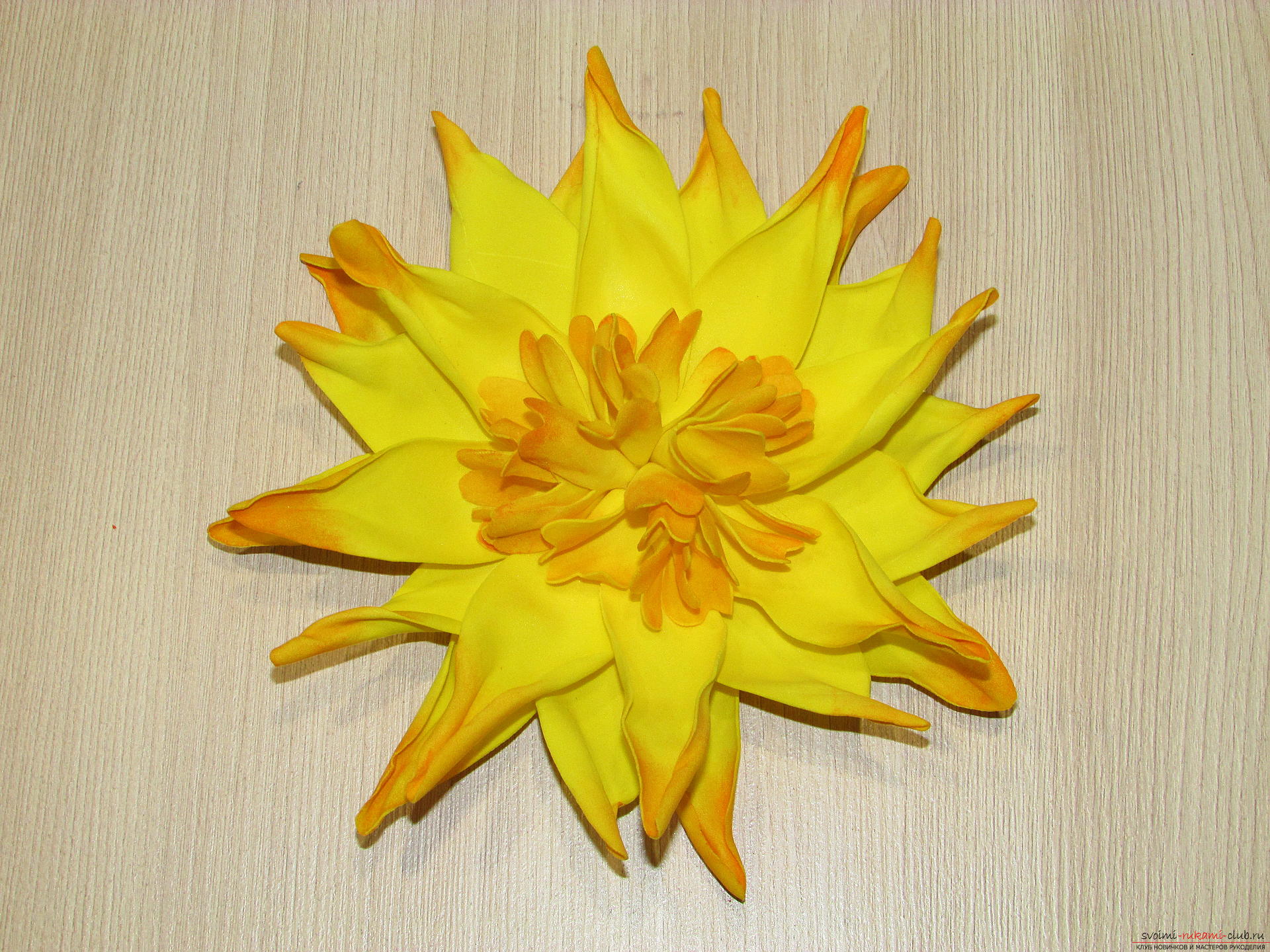 A master class with step-by-step photos will teach you how to make flowers from fameirana yourself. Photo Number 18