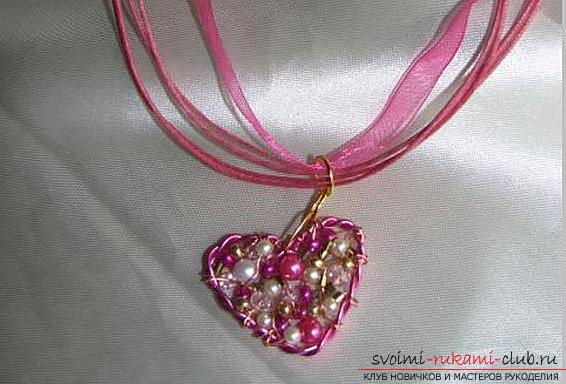 How to make an original and bright gift to the day of All Lovers for a girl, step by step creation of a heart of flowers and beads. Photo Number 19