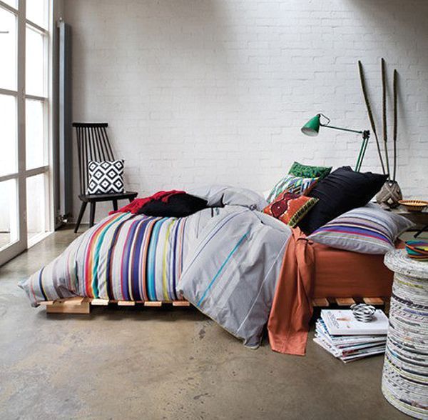ліжко своїми руками з дерев'яних піддонів для інтер'єру в стилі еклектики