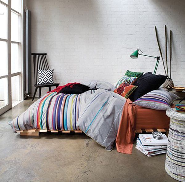 bed met je handen van houten pallets voor interieur in de stijl van eclecticisme