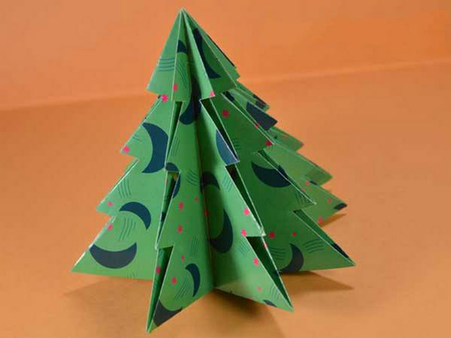 شجرة عيد الميلاد مصنوعة من ورق التغليف