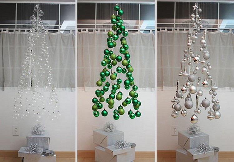 أشجار عيد الميلاد شفافة مصنوعة من كرات عيد الميلاد معلقة في الهواء