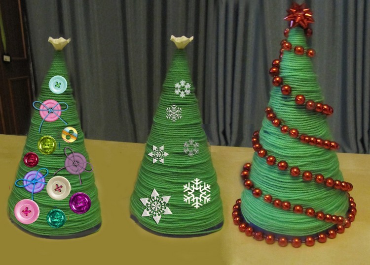 أشجار عيد الميلاد بسيطة مصنوعة من الغزل والخرز والأزرار