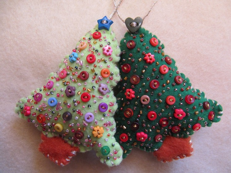 أشجار عيد الميلاد الصغيرة مصنوعة من القماش والأزرار