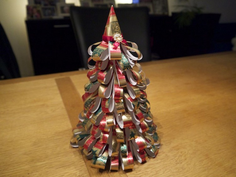 شجرة عيد الميلاد محلية الصنع مصنوعة من الورق البني
