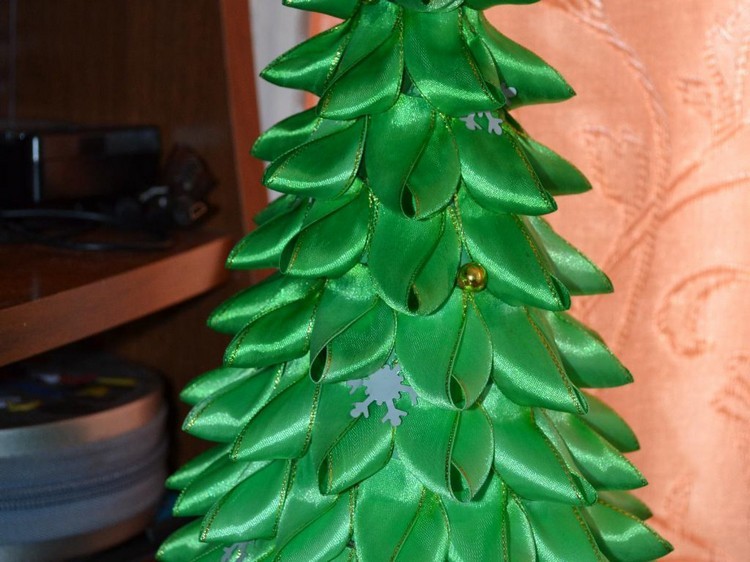 شجرة عيد الميلاد مصنوعة من شرائط الساتان للعام الجديد