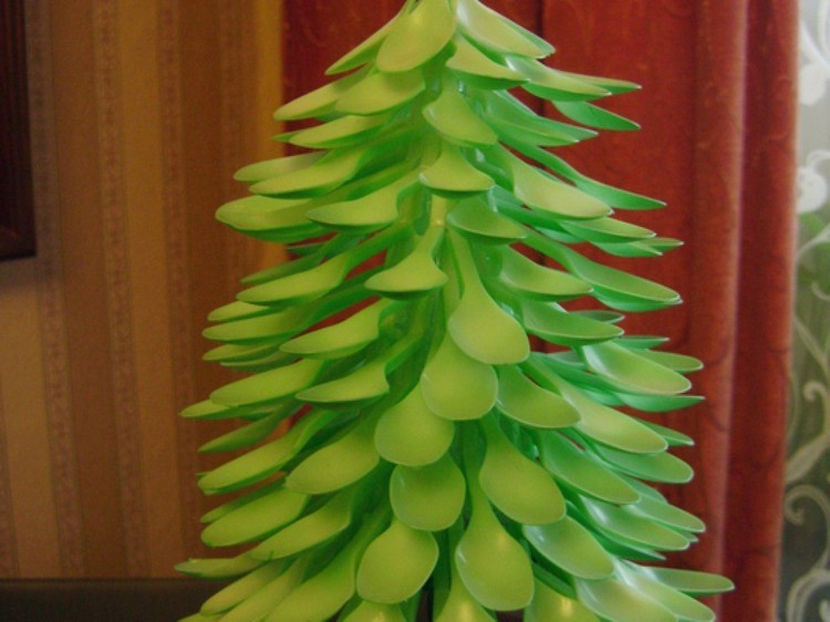 شجرة عيد الميلاد غير عادية مصنوعة من الملاعق البلاستيكية