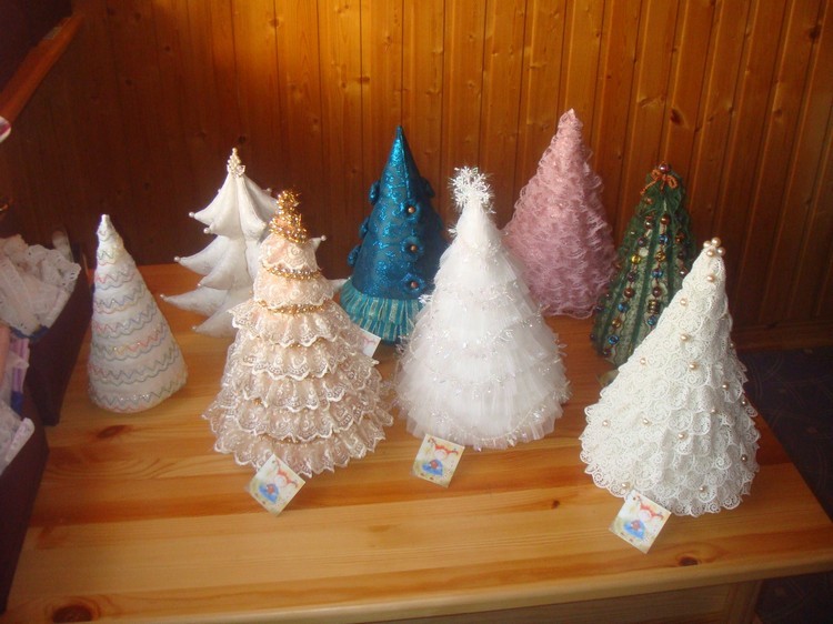 أشجار عيد الميلاد الصغيرة مصنوعة من الدانتيل