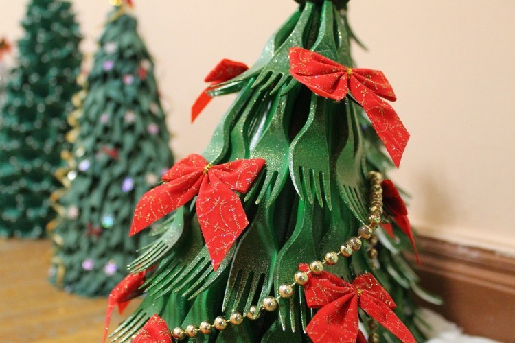 شجرة عيد الميلاد الحرفية مصنوعة من الشوك البلاستيك والأواني الأخرى