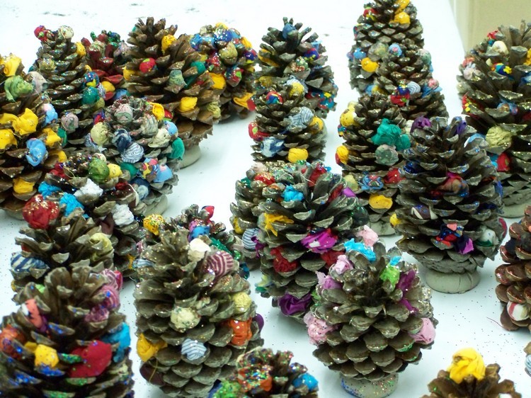 الحرف عيد الميلاد مع الأطفال: شجرة من المخاريط والكرات المصنوعة من القماش أو الغزل
