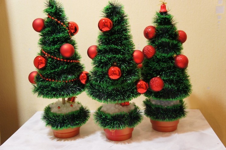 أنيقة شجرة عيد الميلاد محلية الصنع مصنوعة من بهرج والكرات