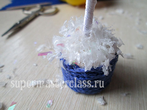 Decorate the surface of the pot with artificial snow
