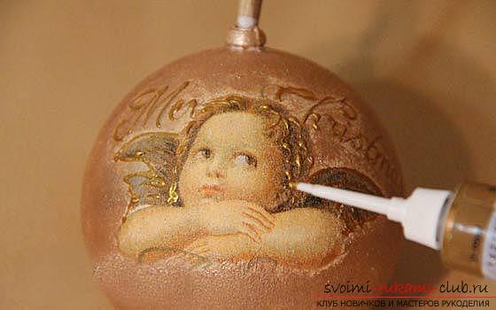 How to make New Year balls in decoupage technique, step-by-step photos of creating Christmas tree decorations with angels. Photo number 17