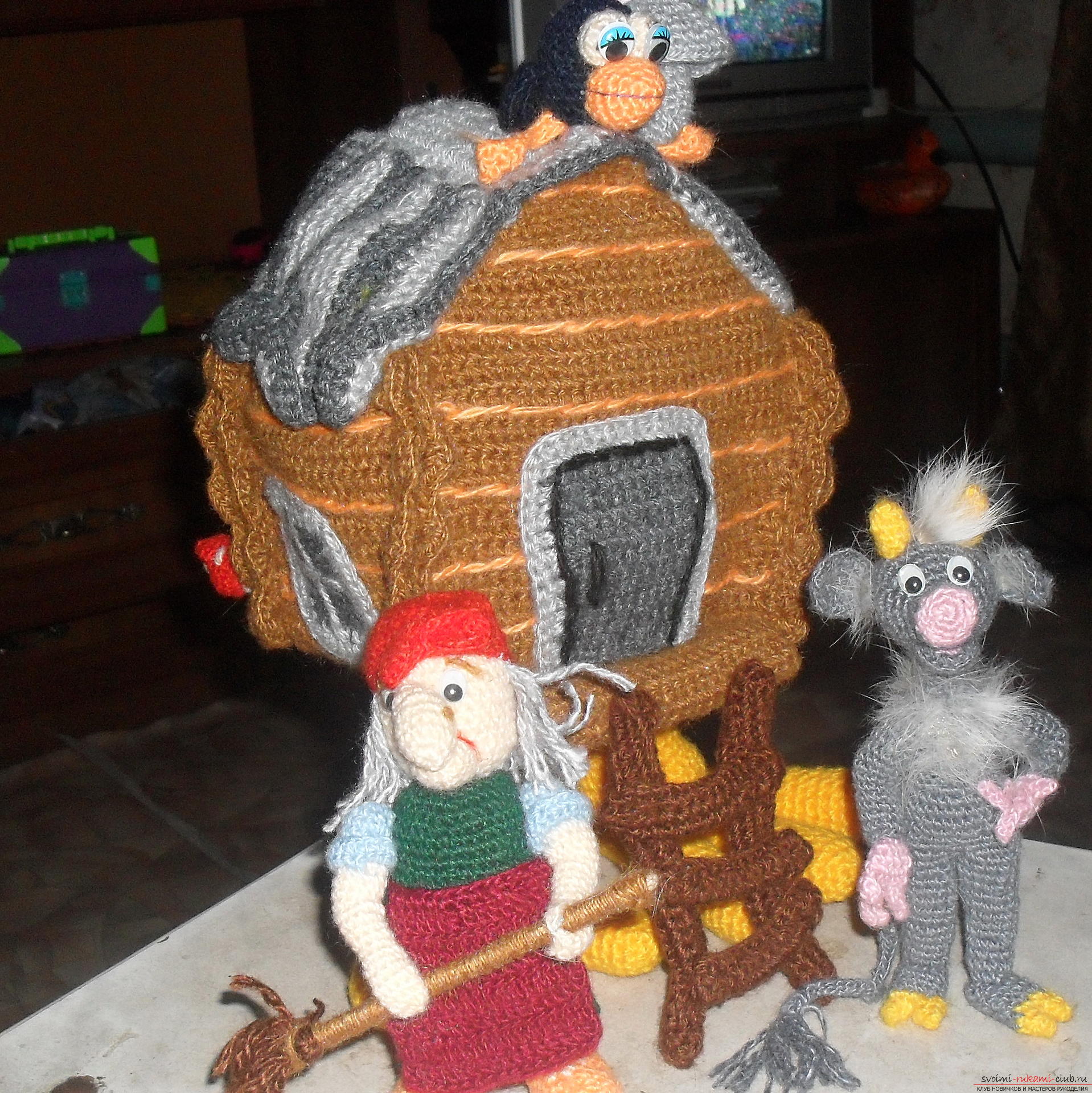 Fairy-tale heroes - the dream of any child, knitted toys in the form of a yaga woman, Banyun's cat will appeal to many children. Crochet crochet toys are created quickly and in any color .. Photo №1