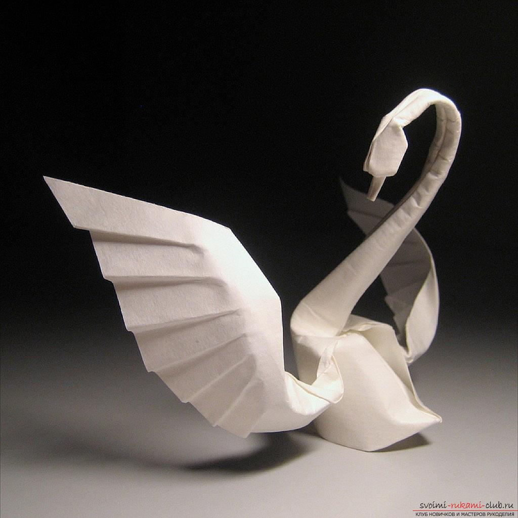 A simple figure of a swan in the technique of origami. Photo №1