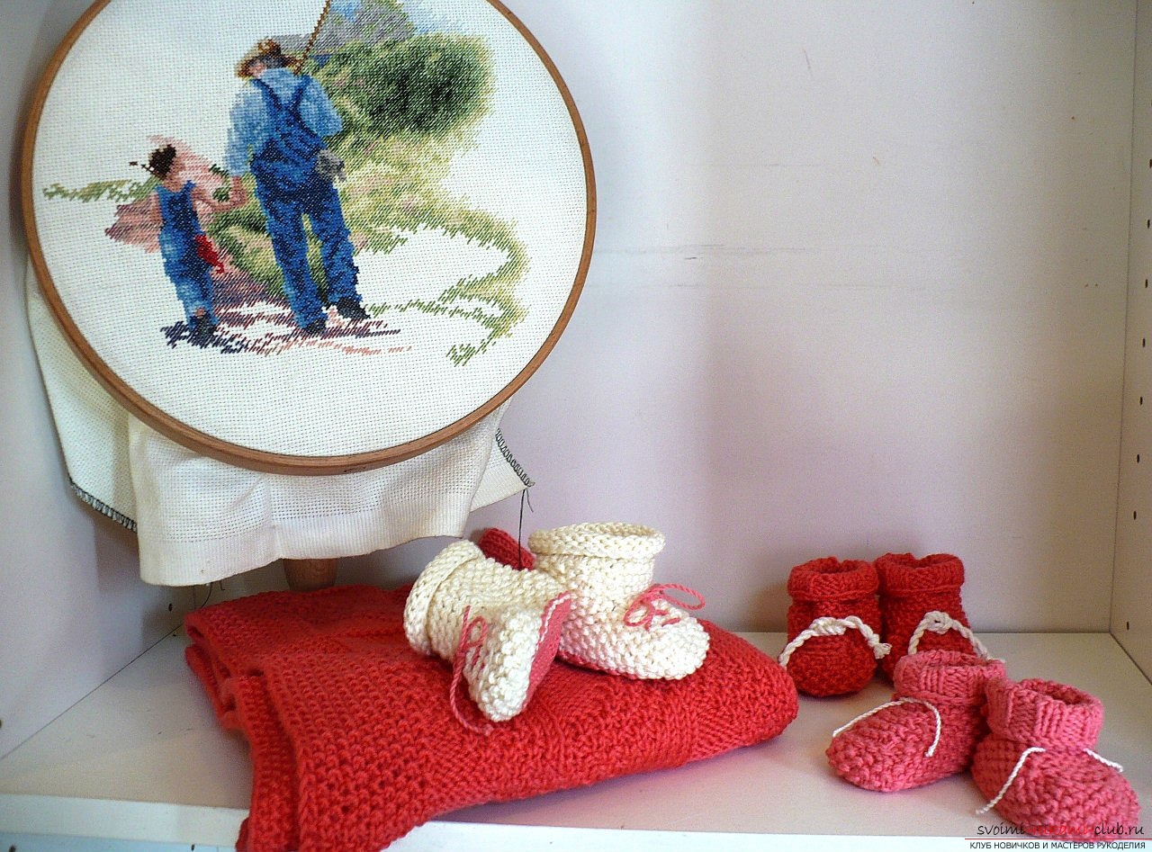 We knit baby booties with knitting needles. Boots for newborns with their own hands for beginner needlewomen. Picture №3