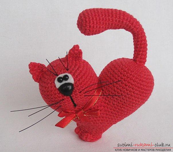 We hebben een amigurumi kat in de vorm van een hart met onze eigen handen gebreid met een foto en beschrijving. Foto №5