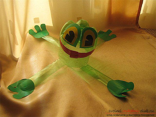 Crafts from plastic bottles, the princess-frogwith their own hands, how to make a frog from a plastic bottle, a frog in the form of a container with their own hands, toys for children in the form of frogs, advice on making frogs .. Photo # 4