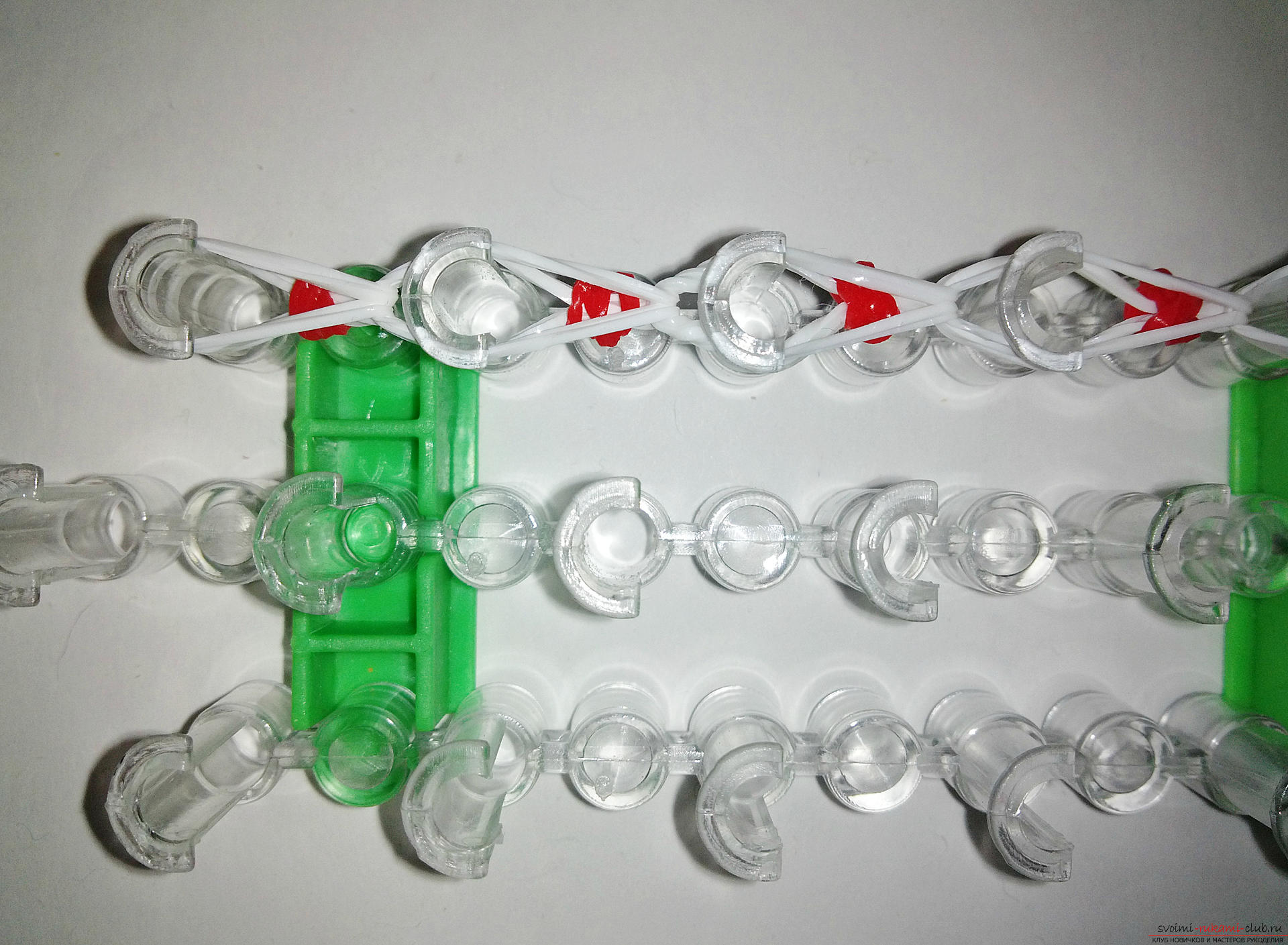 Този майсторски клас на тъкане от гумени ленти ще научи как да се върти фигурата на Роналд Макдоналд. Снимка №4